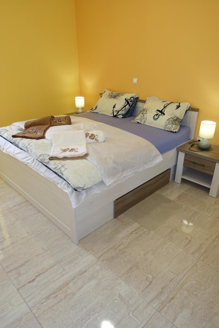 Apartments Leon Нин Экстерьер фото